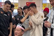 MK体育登录入口-广东为领队庆生！杜锋讲话并获高待遇，全员用力按蛋糕，奎因太坏